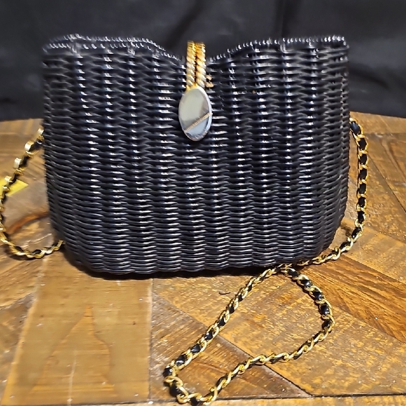 Elegant Black Woven Bag with Gold Chain - Picture 8 of 10